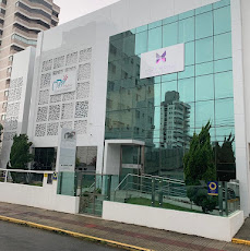 Fachada da clínica vista da rua
